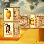 Karty s egyptskými symbolmi a pyramídami v pozadí