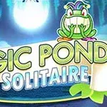 Kreslený žabiak usmievajúci sa na logo Magic Pond Solitaire s lesklou guľou v pozadí