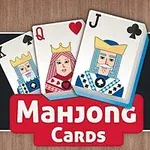 Tri hracie karty s ilustráciami kráľa, dámy a dolníka sú položené na drevenom pozadí nad nápisom Mahjong Cards