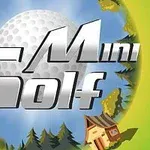 Strieborný nápis Mini Golf pred veľkou golfovou loptičkou na klárovej pozadí s prírodnými prvkami a malým domčekom