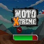 Motocyklista v červeno-bielom oblečení skáče na motorke na strmom svahu s nápisom MOTO XTREME a načítacím panelom v popredí