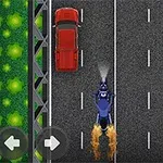 Motorka s plameňmi jazdí po diaľnici vedľa červeného auta, s ovládacími tlačidlami na obrazovke