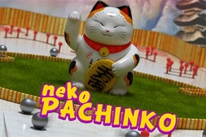 Figúrka šťastnej mačky s jednou zdvihnutou labkou stojaca na zelenej plošine obklopená malými guľôčkami a drevenými stĺpikmi, s farebným textom neko Pachinko v popredí