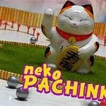 Figúrka šťastnej mačky s jednou zdvihnutou labkou stojaca na zelenej plošine obklopená malými guľôčkami a drevenými stĺpikmi, s farebným textom neko Pachinko v popredí