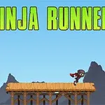 Ninja bežiaci po drevenej plošine na pozadí hôr s nápisom Ninja Runner v hornej časti