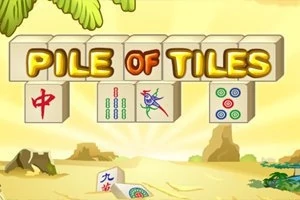 Hromada dlaždíc na pláži s palmami a nápisom PILE OF TILES na vrchu