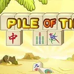 Hromada dlaždíc na pláži s palmami a nápisom PILE OF TILES na vrchu