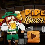 Muž v tradičnom bavorskom oblečení drží krígeľ piva pred pozadím s nápisom Pipe Beer a rúrami