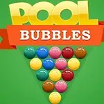 Farebná pyramída z guličiek na zelenom pozadí s nápisom POOL BUBBLES