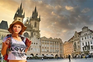 Mladá žena s batohom a klobúkom stojí na historickom námestí s gotickým kostolom a farebnými budovami v pozadí