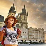 Mladá žena s batohom a klobúkom stojí na historickom námestí s gotickým kostolom a farebnými budovami v pozadí