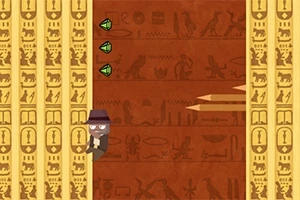 Dobrodruh s klobúkom lezie po stene zdobenej hieroglyfmi, zatiaľ čo okolo vidno šípy a smaragdy