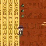Dobrodruh s klobúkom lezie po stene zdobenej hieroglyfmi, zatiaľ čo okolo vidno šípy a smaragdy