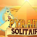 Nadpis Pyramid Solitaire s pyramídou v pozadí a lietajúcimi hracími kartami
