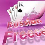 Tri hracie karty s ikonou K a symbolom piky pred ružovým pozadím s nápisom Russian Freecell