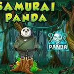 Panda oblečená ako samuraj stojí na pni v lese medzi dvoma svietiacimi znakmi