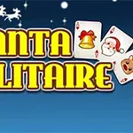 Nadpis „Santa Solitaire“ s vianočnými motívmi, ako sú symboly na hracích kartách a silueta saní so sobmi na modrom pozadí