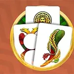 Tri hracie karty s farebnými symbolmi ležia na zlatej tácke s geometrickým pozadím