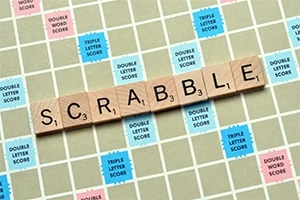 Herná doska s písmenami, ktoré tvoria slovo SCRABBLE
