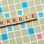 Herná doska s písmenami, ktoré tvoria slovo SCRABBLE