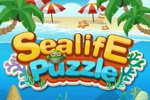 Farebný nápis Sealife Puzzle s plážovým prostredím, palmami a piesočnatou plážou v pozadí
