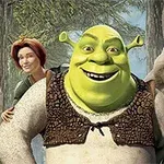 Zelený ogr s princeznou a somárom stojí pred lesným pozadím, všetci sa usmievajú