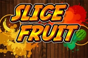 Nápis Slice Fruit s farebnými škvrnami v pozadí na drevenom povrchu