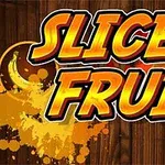 Nápis Slice Fruit s farebnými škvrnami v pozadí na drevenom povrchu