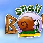 Kreslený slimák s ulitou na fialovom pozadí s drevenými písmenami B O B