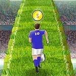 Futbalista v modrom drese s číslom 10 beží po trávnatom ceste smerom k zlatému minci v preplnenom štadióne
