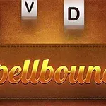 Nápis Spellbound v zlatých tónoch na hnedom pozadí s bielymi kockami písmen hore