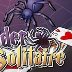 Pavúk a názov Spider Solitaire na pozadí s hracími kartami