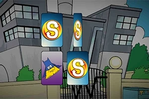 Hra so štyrmi kartami pred animovanou budovou s modernými oknami a zatvorenou bránou