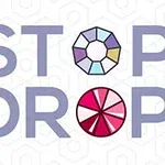 Nápis STOP DROP s geometrickými vzormi v písmenách O na bielom pozadí so vzorom šesťuholníkov
