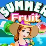 Žena v klobúku drží drink pri pláži s nápisom Summer Fruit a ovocím na pozadí
