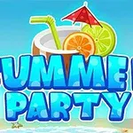 Nápis Summer Party na pláži s tropickým kokteilom, pomarančom, limetkou a slnečníkom v pozadí