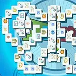 Mahjong hracia plocha s modrým pozadím a usporiadanými dlaždicami rôznych symbolov