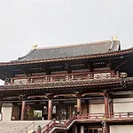 Tradičný japonský chrám s drevenou architektúrou a šikmou strechou na pozadí oblohy