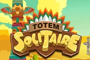 Farebný totem s výrazným nápisom Totem Solitaire na pozadí púštnej krajiny