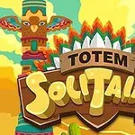 Farebný totem s výrazným nápisom Totem Solitaire na pozadí púštnej krajiny