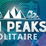 Tri Peaks Solitaire text s obrázkom troch bielych hôr obklopených kartami s pikovými symbolmi na zeleno-modrom pozadí