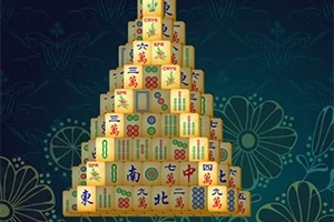 Pyramída z mahjongových kameňov usporiadaných do trojuholníka na tmavomodrom pozadí s kvetinovým vzorom