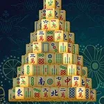 Pyramída z mahjongových kameňov usporiadaných do trojuholníka na tmavomodrom pozadí s kvetinovým vzorom