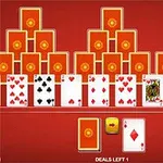 Kartová hra s kartami usporiadanými v tvare pyramídy na červenom pozadí