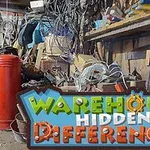 Interiér skladu plný rôznych predmetov s výrazným nápisom „Warehouse Hidden Differences“ v popredí